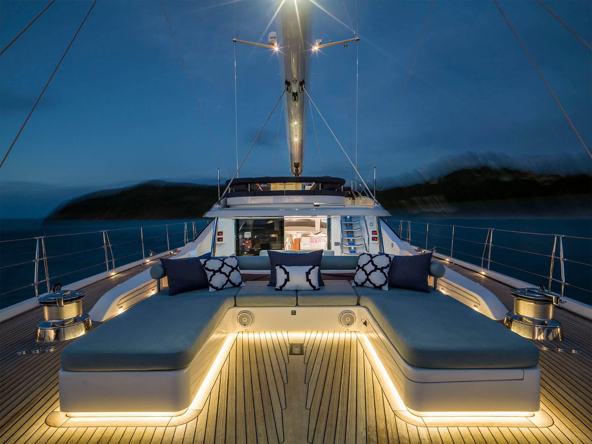 SY%20TWILIGHT%20-%20Aft%20deck%20seating